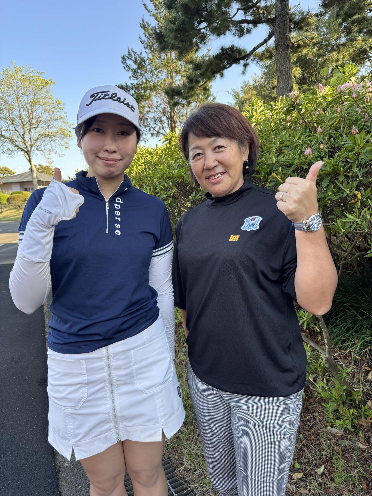 藤井かすみ代表理事と写真に納まる山田翠咲（左）
