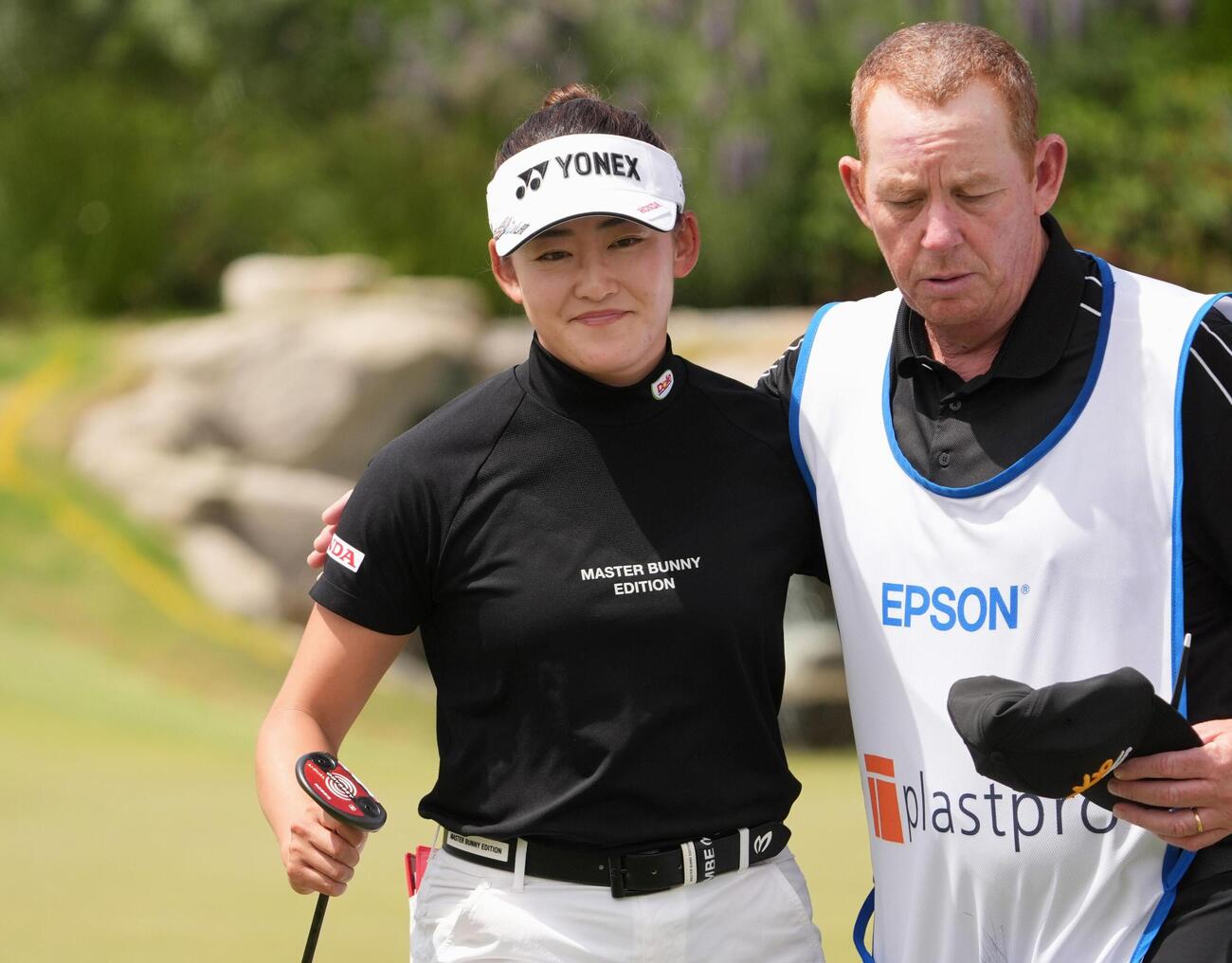 第1ラウンド、ホールアウトする岩井千怜（左）。9アンダーで首位＝エルカバレロCC（共同）