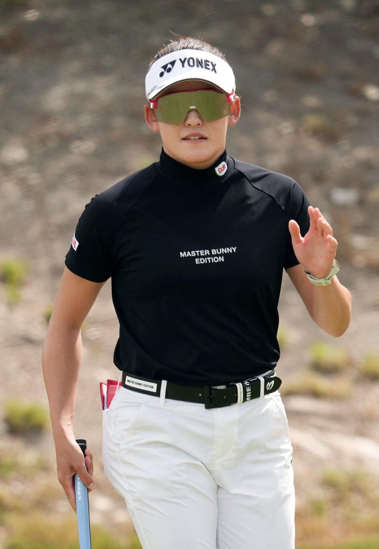 第1ラウンド、1番でバーディーを決め、拍手に応える岩井千怜。9アンダーで首位＝エルカバレロCC（共同）