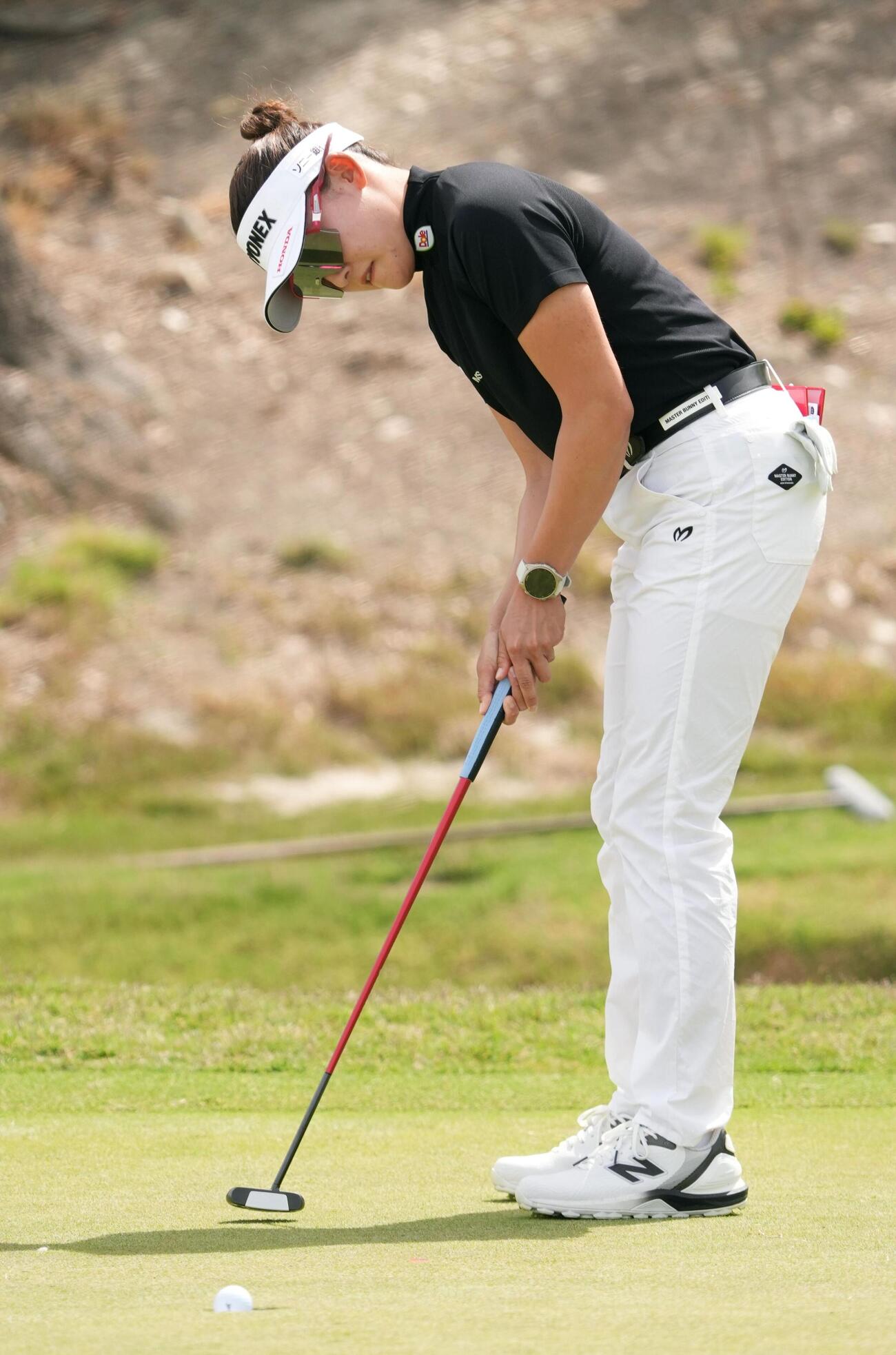第1ラウンド、1番でバーディーパットを決める岩井千怜。9アンダーで首位＝エルカバレロCC（共同）
