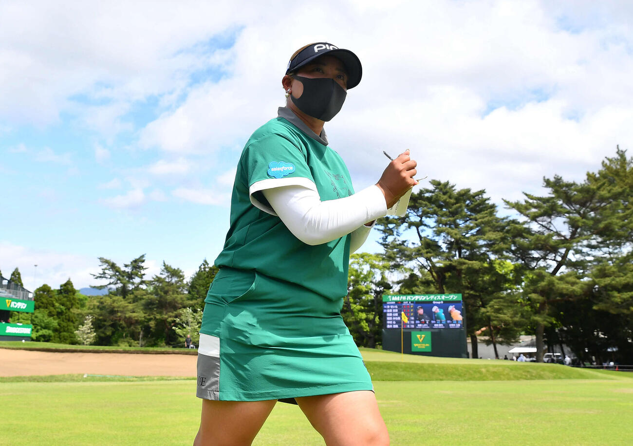9バーディーの通算10アンダーで2日目をホールアウトした鈴木愛（撮影・岩下翔太）