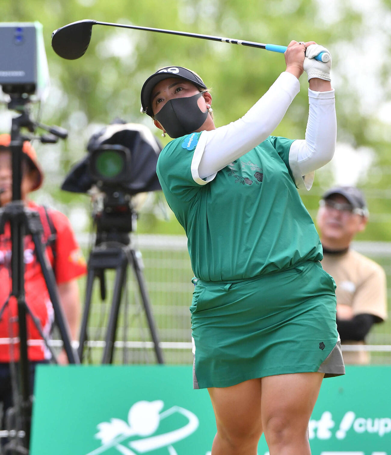 18番、ティーショットを放つ鈴木愛（撮影・岩下翔太）