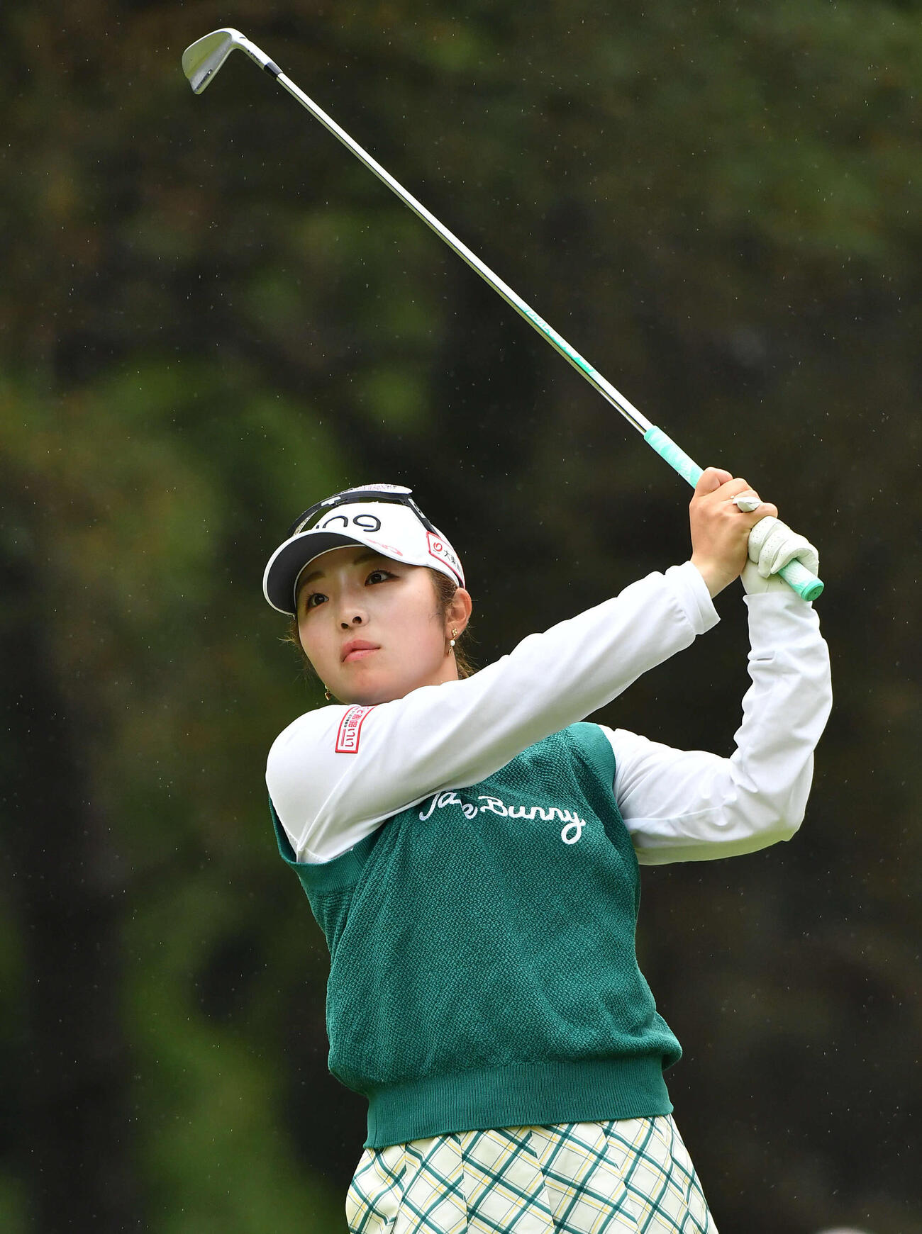 13番、ティーショットを放つ佐久間朱莉（撮影・岩下翔太）