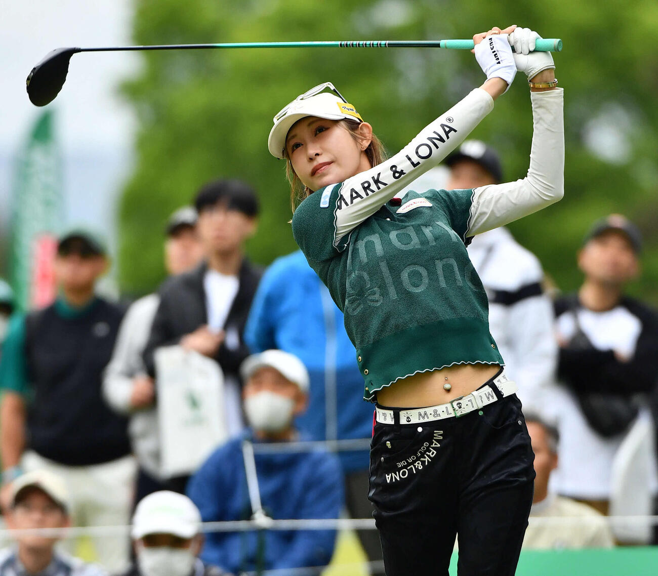 1番、ティーショットを放つ金田久美子（撮影・岩下翔太）