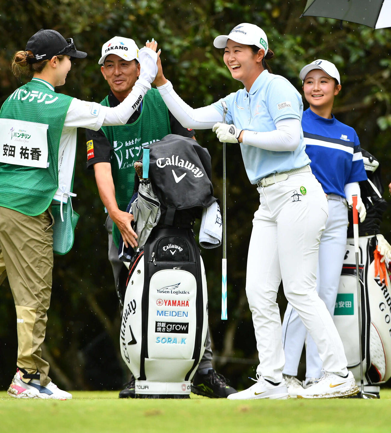 13番、誕生日にホールインワンを達成した神谷そら（右から2人目）は笑顔でハイタッチする（撮影・岩下翔太）