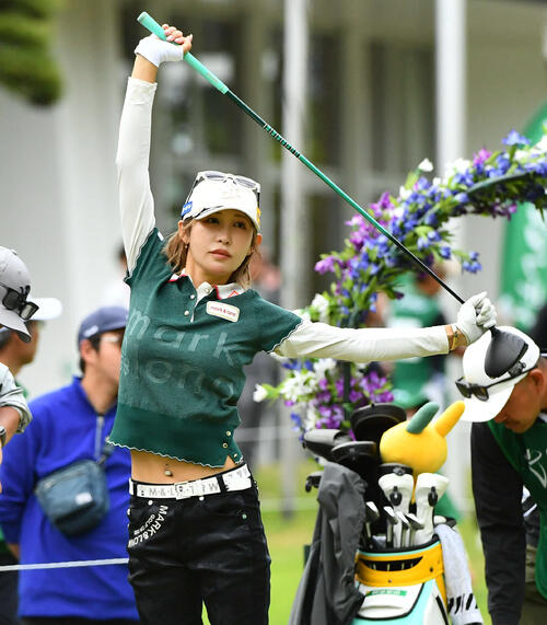 1番、ティーオフ前にストレッチする金田久美子（撮影・岩下翔太）