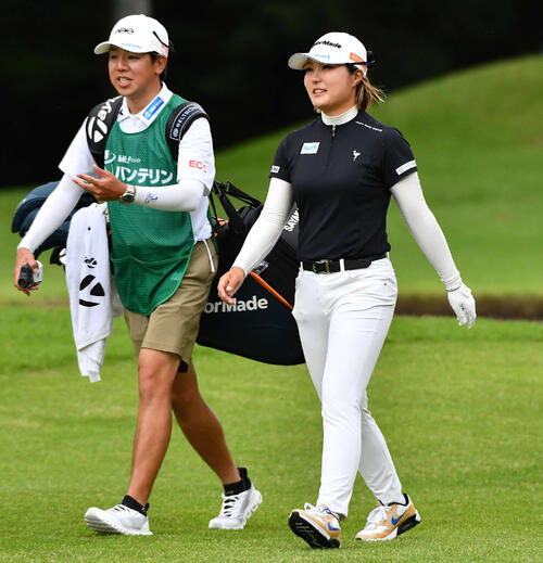 18番、キャディーと話しながら移動する高橋彩華（撮影・岩下翔太）
