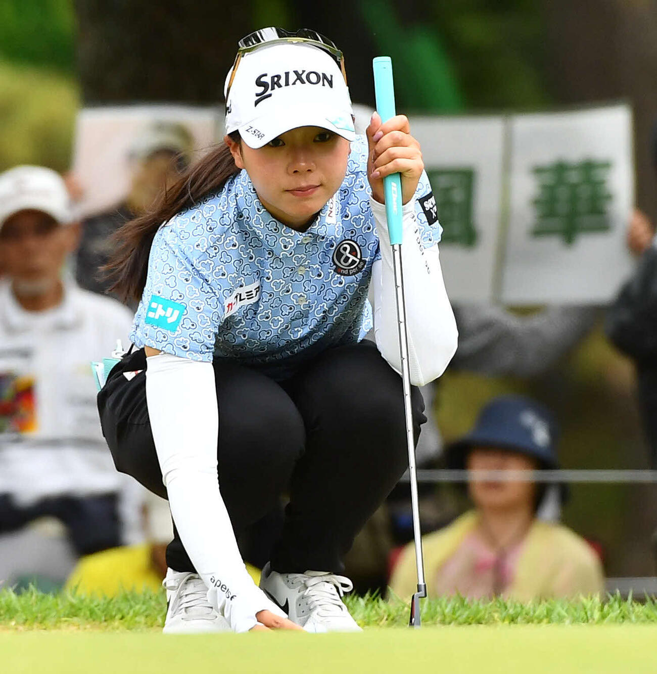 9番グリーンでラインを読む菅楓華（撮影・岩下翔太）