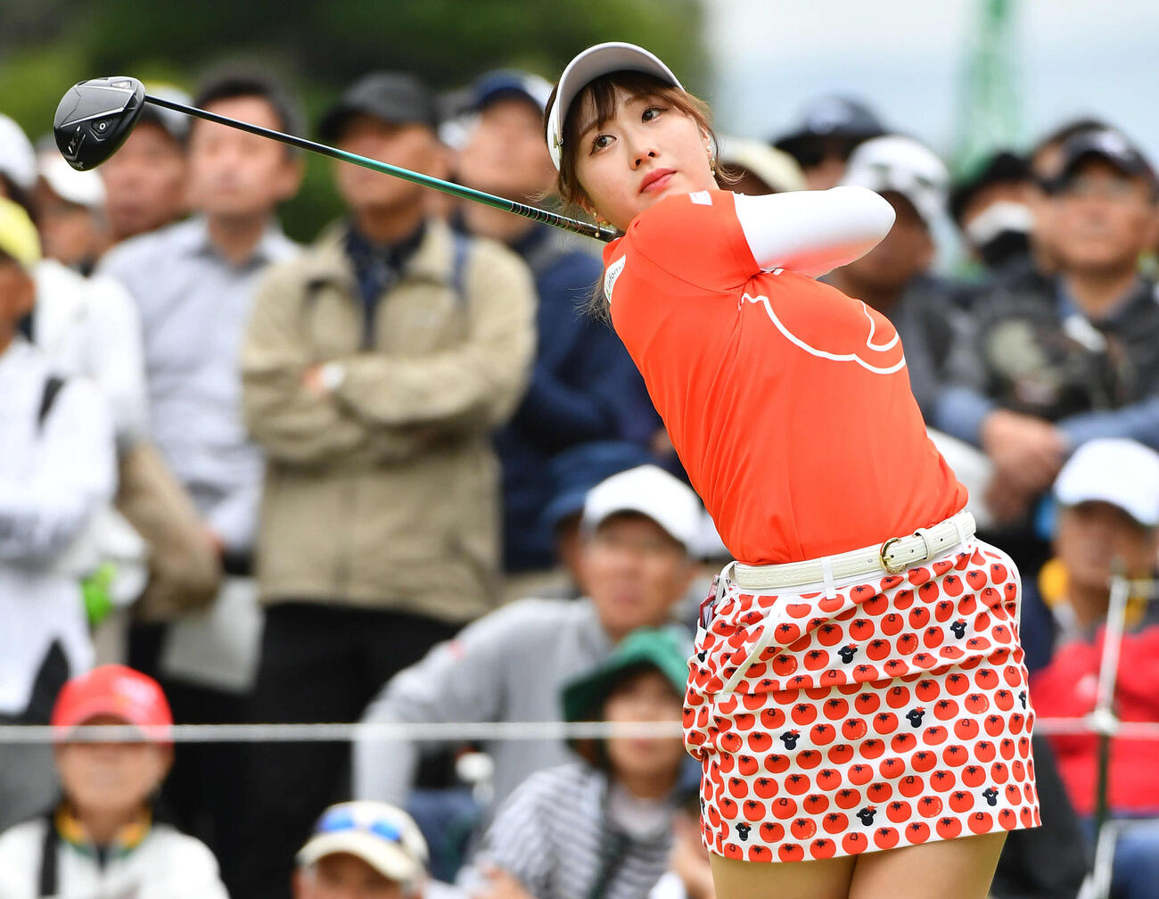 1番、ティ－ショットを放つ都玲華（撮影・岩下翔太）