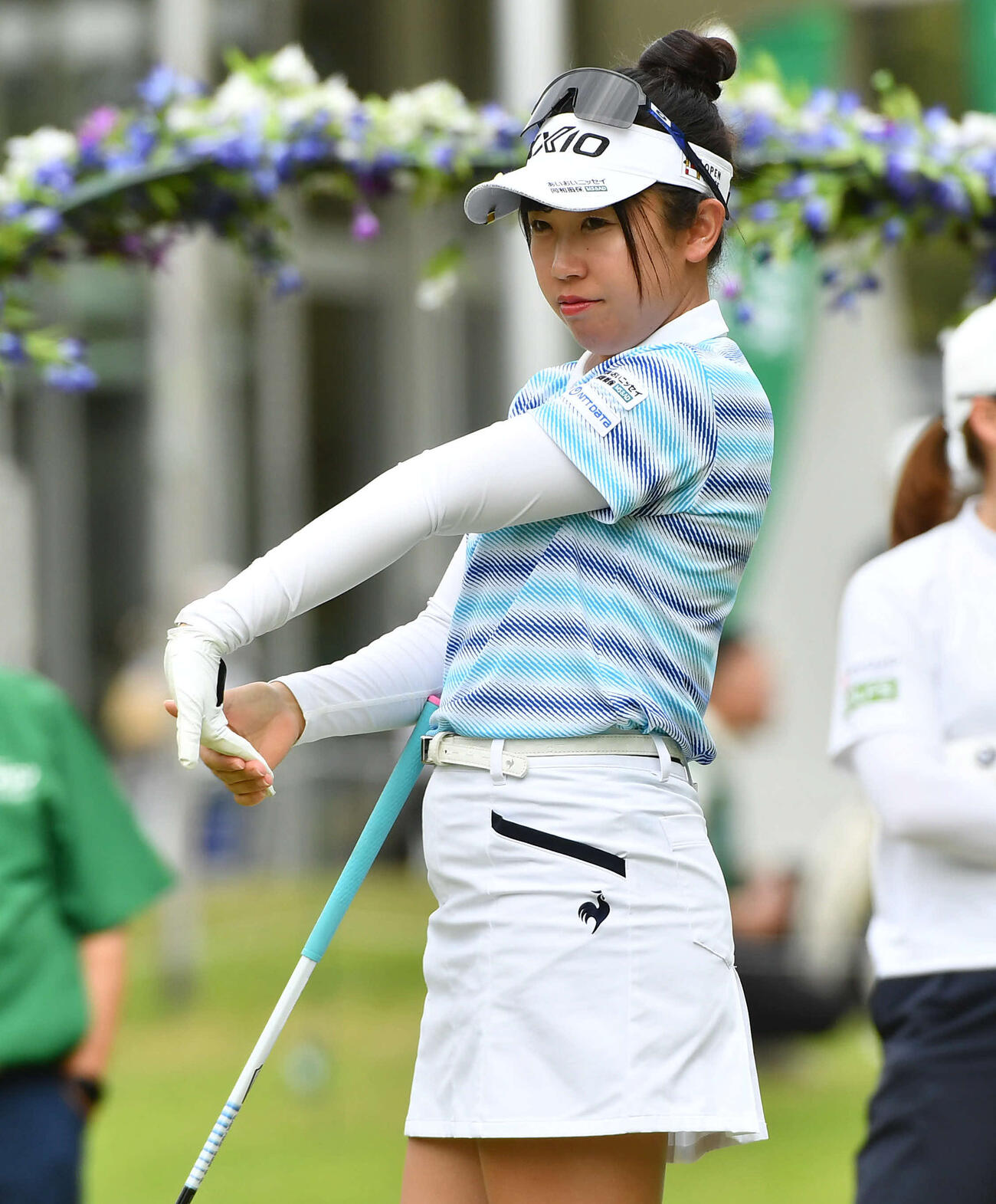 1番、ティーイングエリアでストレッチをする菅沼菜々（撮影・岩下翔太）
