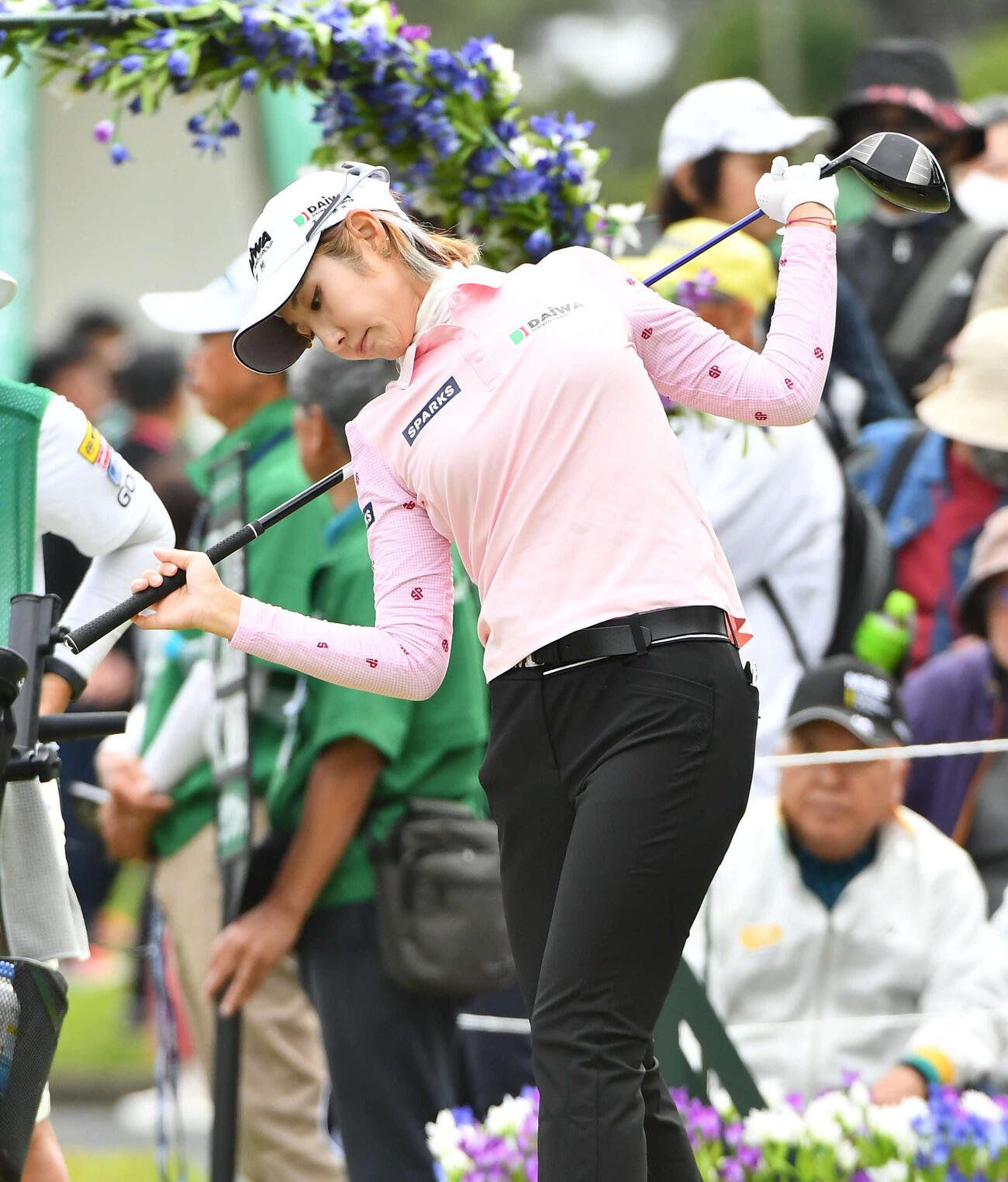 1番、ティーオフ前にストレッチをするペ・ソンウ（撮影・岩下翔太）