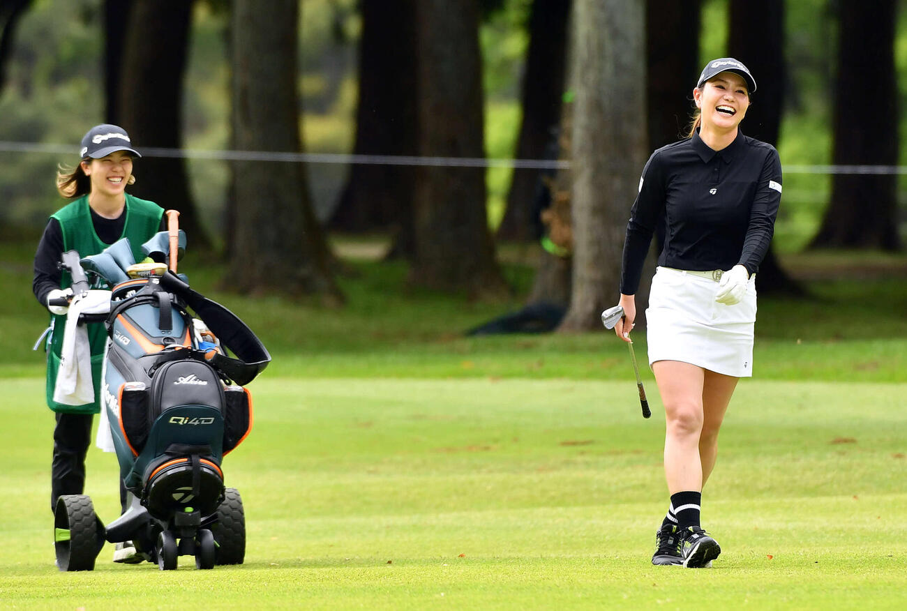 9番、キャディーと談笑しながら移動する山路晶（撮影・岩下翔太）