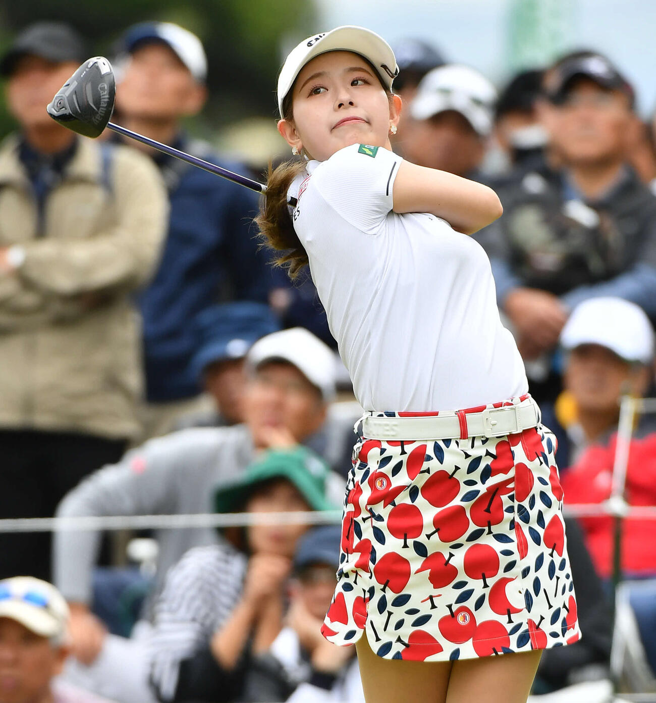 1番、ティーショットを放つ吉田鈴（撮影・岩下翔太）