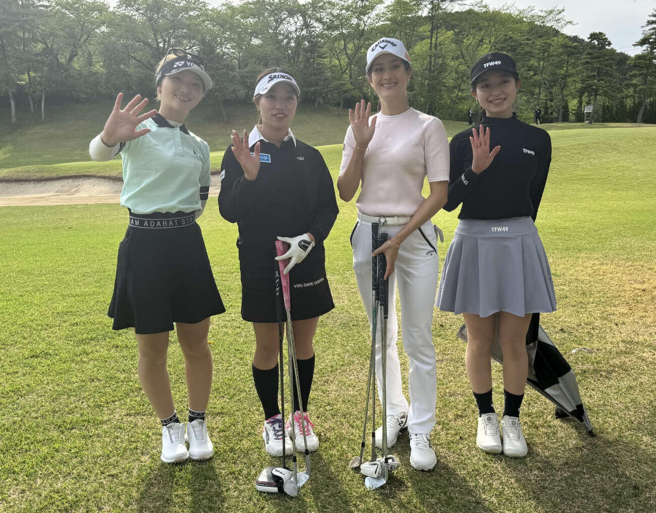 ホールアウトし笑顔を見せる最終組の左から藤川玲奈、早川夏未、伊藤真利奈、斉藤妙