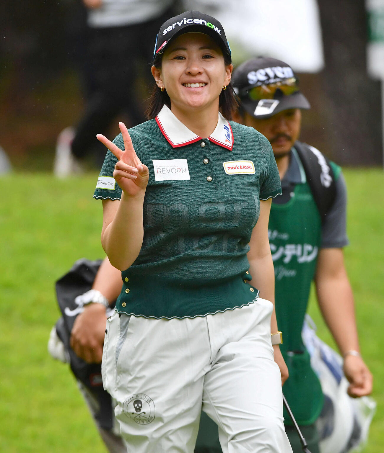 8番、笑顔でピースサインを見せる永井花奈（撮影・岩下翔太）