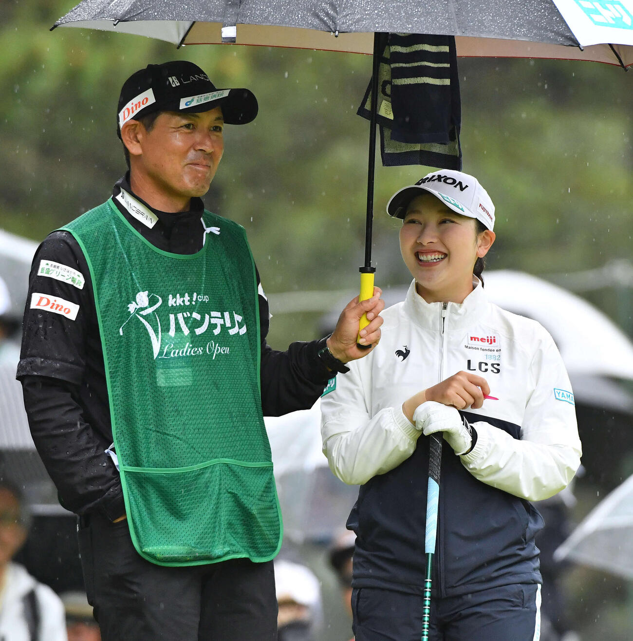 10番、ティーオフ前にキャディーと談笑する小祝さくら（撮影・岩下翔太）