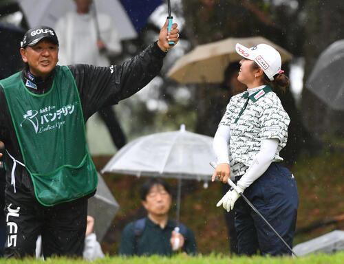 8番、惜しくもホールインワンを逃し、悔しがる佐久間朱莉（撮影・岩下翔太）