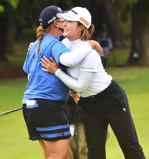 優勝した高橋彩華（右）は鈴木愛と笑顔で抱き合う（撮影・岩下翔太）