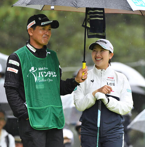 10番、ティーオフ前にキャディーと談笑する小祝さくら（撮影・岩下翔太）