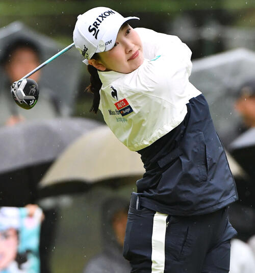 10番、ティーショットを放つ小祝さくら（撮影・岩下翔太）