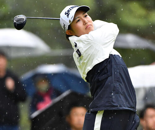 10番、ティーショットを放つ中村心（撮影・岩下翔太）