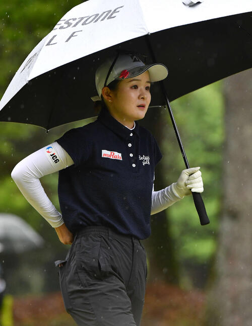 8番、傘をさして移動する川崎春花（撮影・岩下翔太）