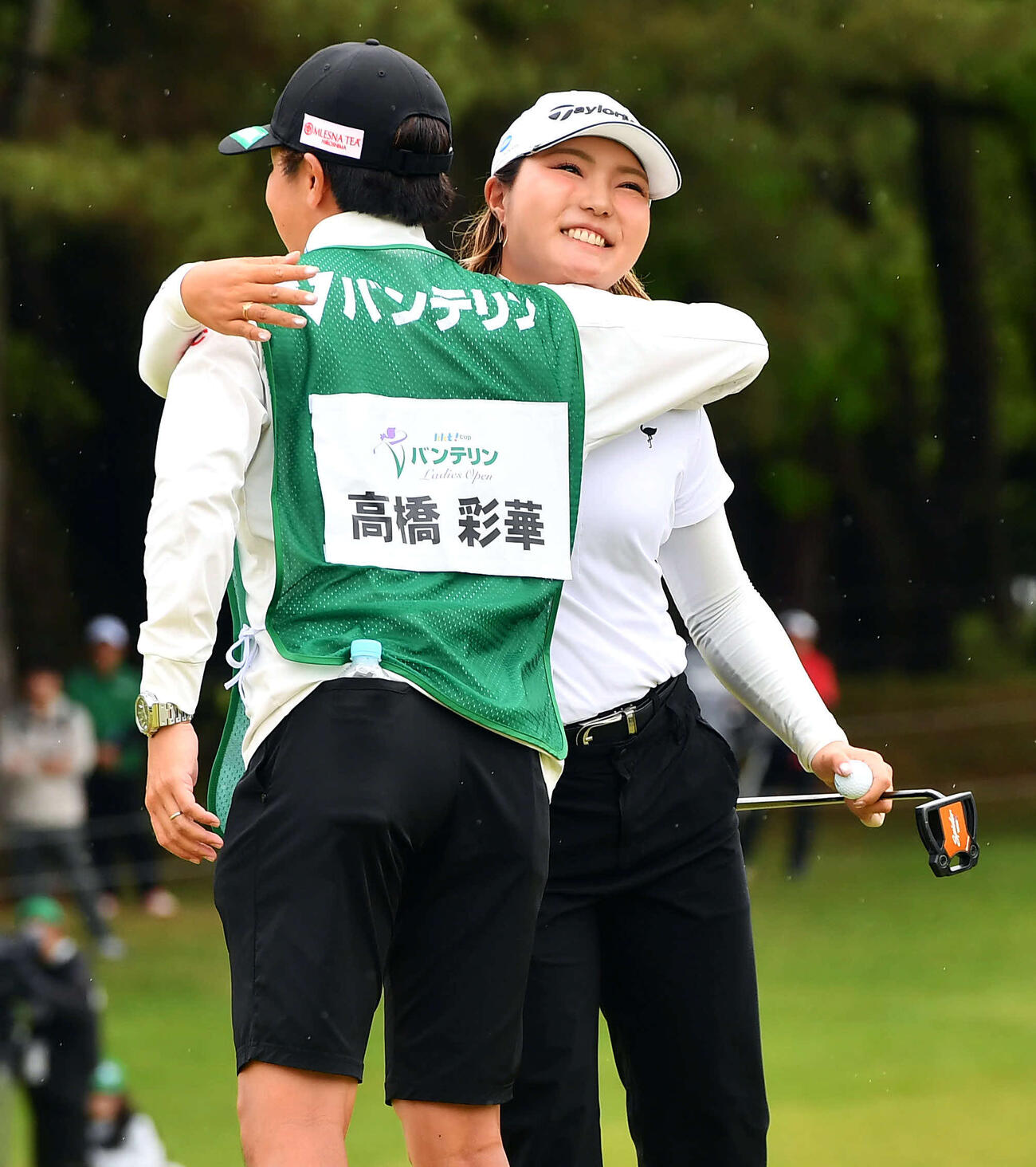 優勝した高橋彩華（右）はキャディーと笑顔で抱き合う（撮影・岩下翔太）