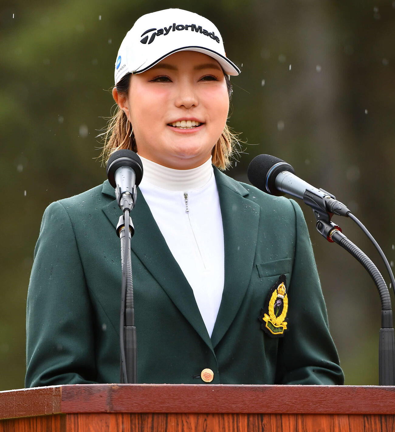 通算14アンダーで優勝し、表彰式でスピーチを行う高橋彩華（撮影・岩下翔太）