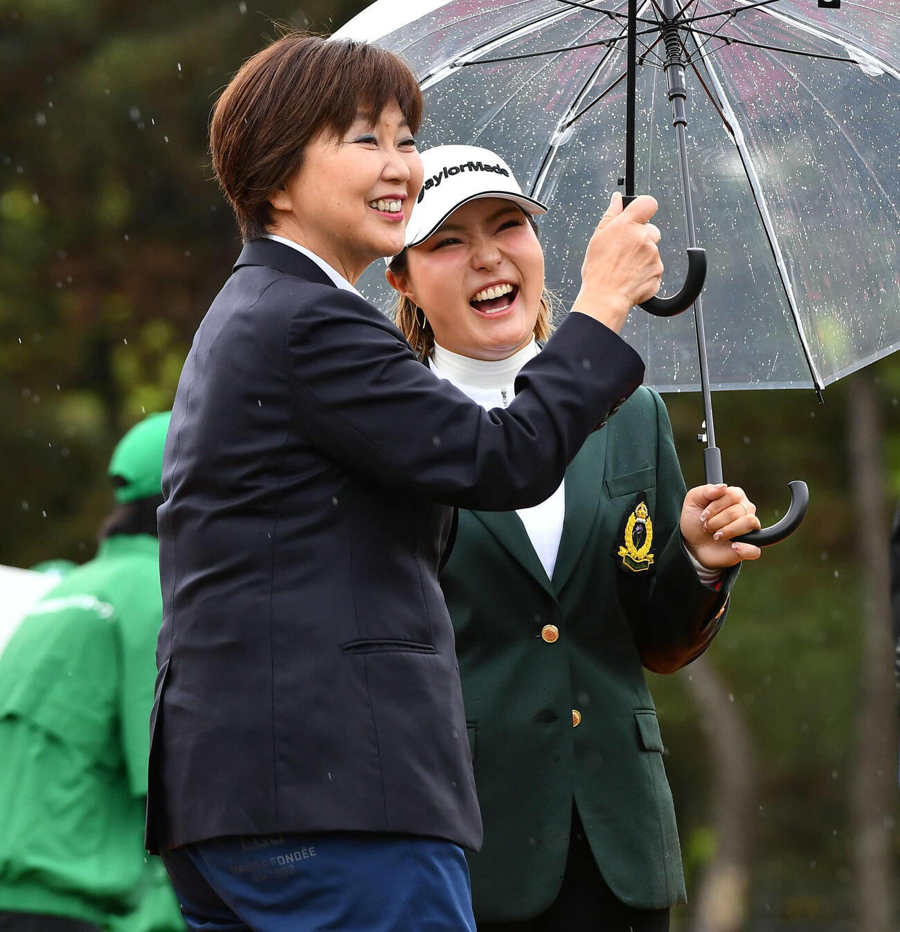 優勝した高橋彩華（右）は表彰式を終え、JLPGA小林浩美会長と笑顔で話す（撮影・岩下翔太）