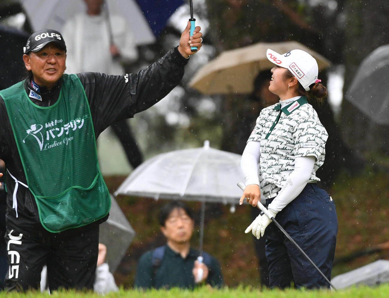 8番、惜しくもホールインワンを逃し、悔しがる佐久間朱莉（撮影・岩下翔太）