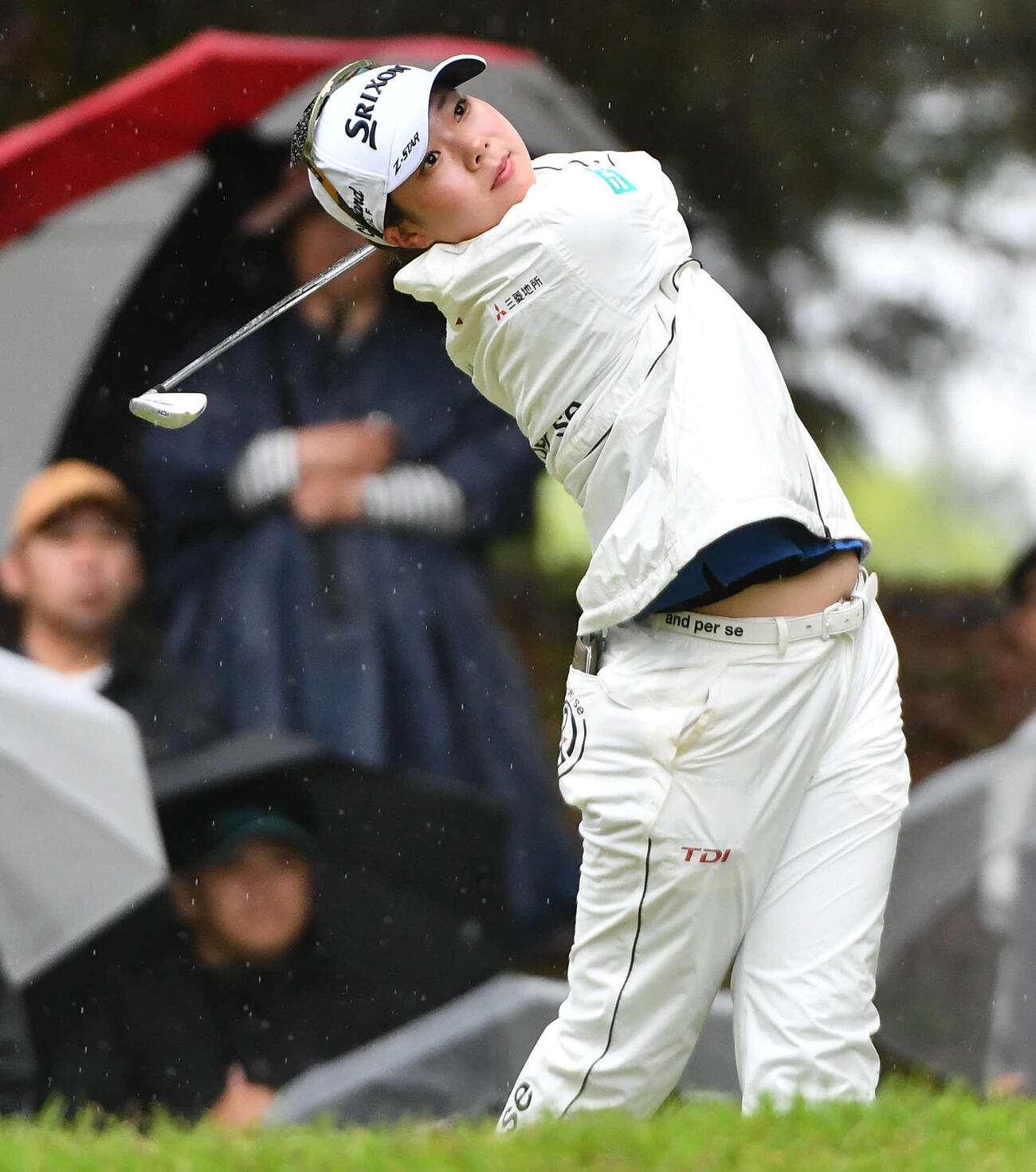 8番、ティーショットを放つ菅楓華（撮影・岩下翔太）