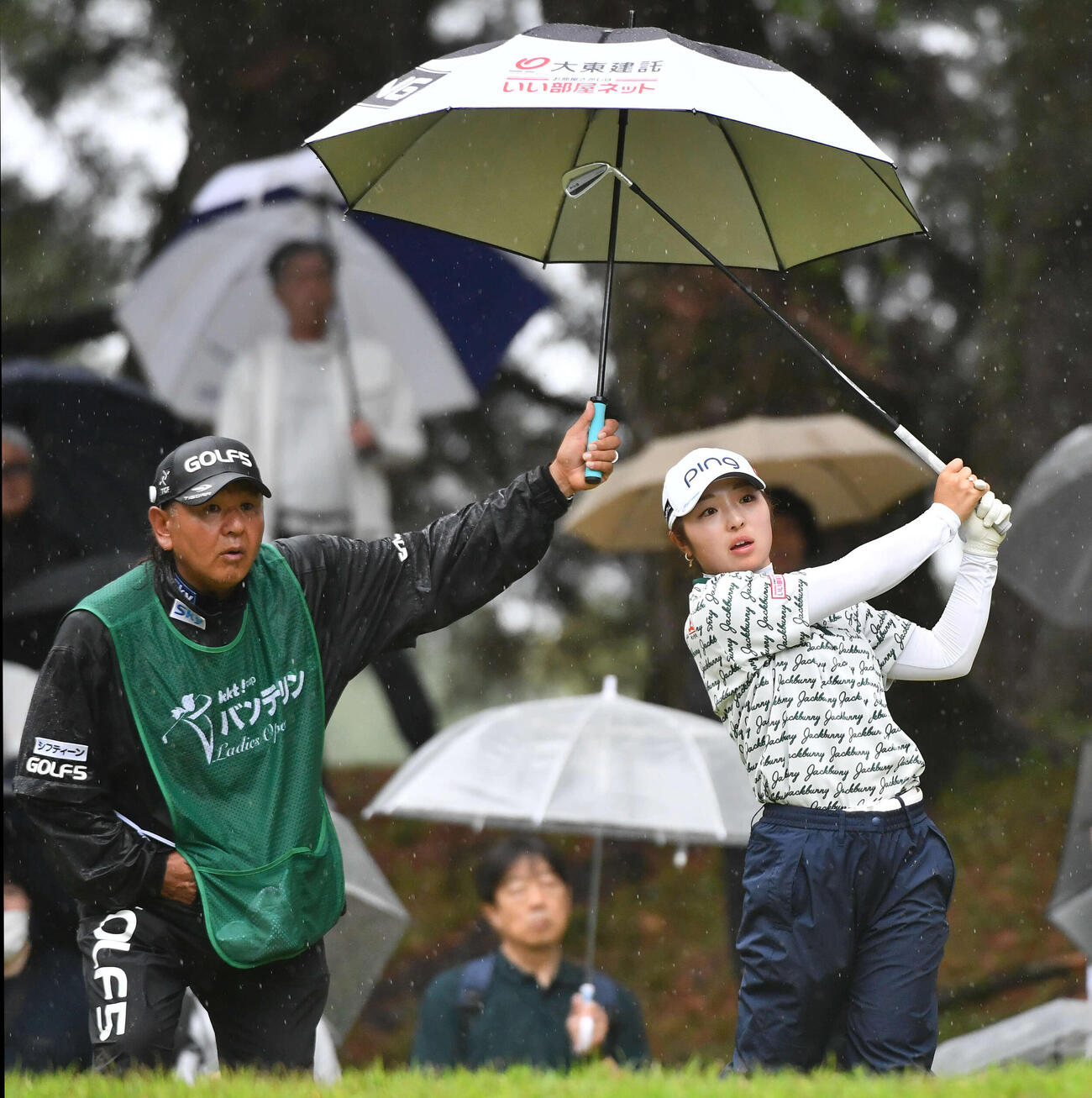 8番、ティーショットの打球を見つめる佐久間朱莉（撮影・岩下翔太）