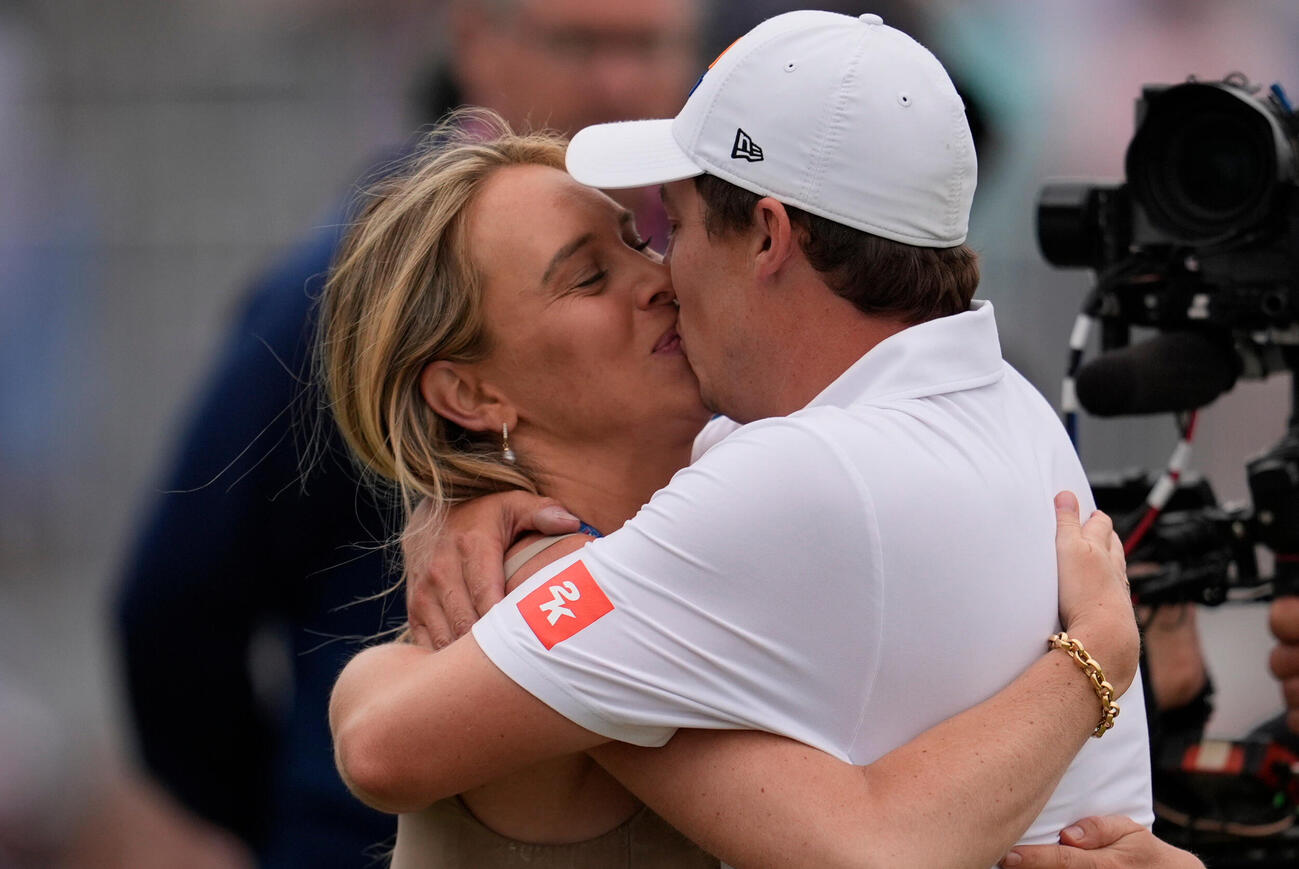 優勝したマシュー・フィッツパトリックさん（右）は妻のキャサリンさんとキスをして喜びを分かち合う（AP)