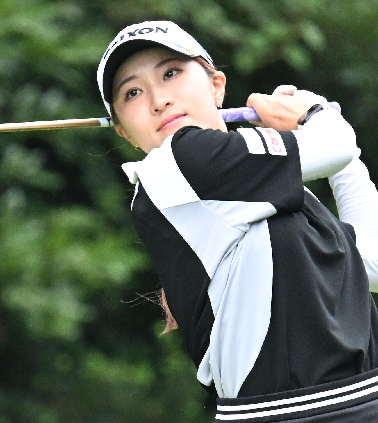 ソニー日本女子プロゴルフ選手権大会第1日、ティーショットを放つ渋沢（撮影・千葉一成）