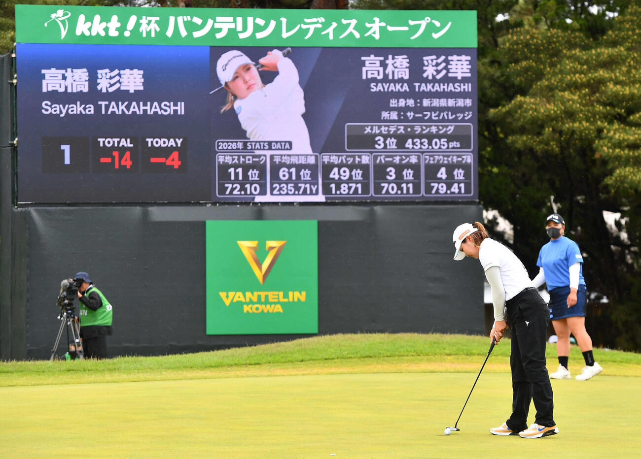 KKT杯バンテリンレディス最終日　18番、パーパットを沈める高橋彩華。右奥は鈴木愛（撮影・岩下翔太）