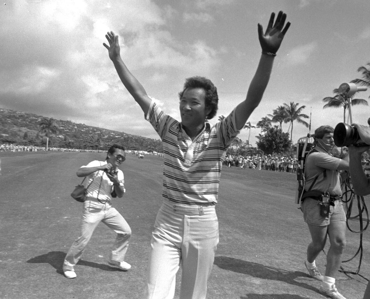 83年2月、ハワイアン・オープンの18番で逆転のチップイン・イーグルを決め米ツアー初優勝に万歳をする青木