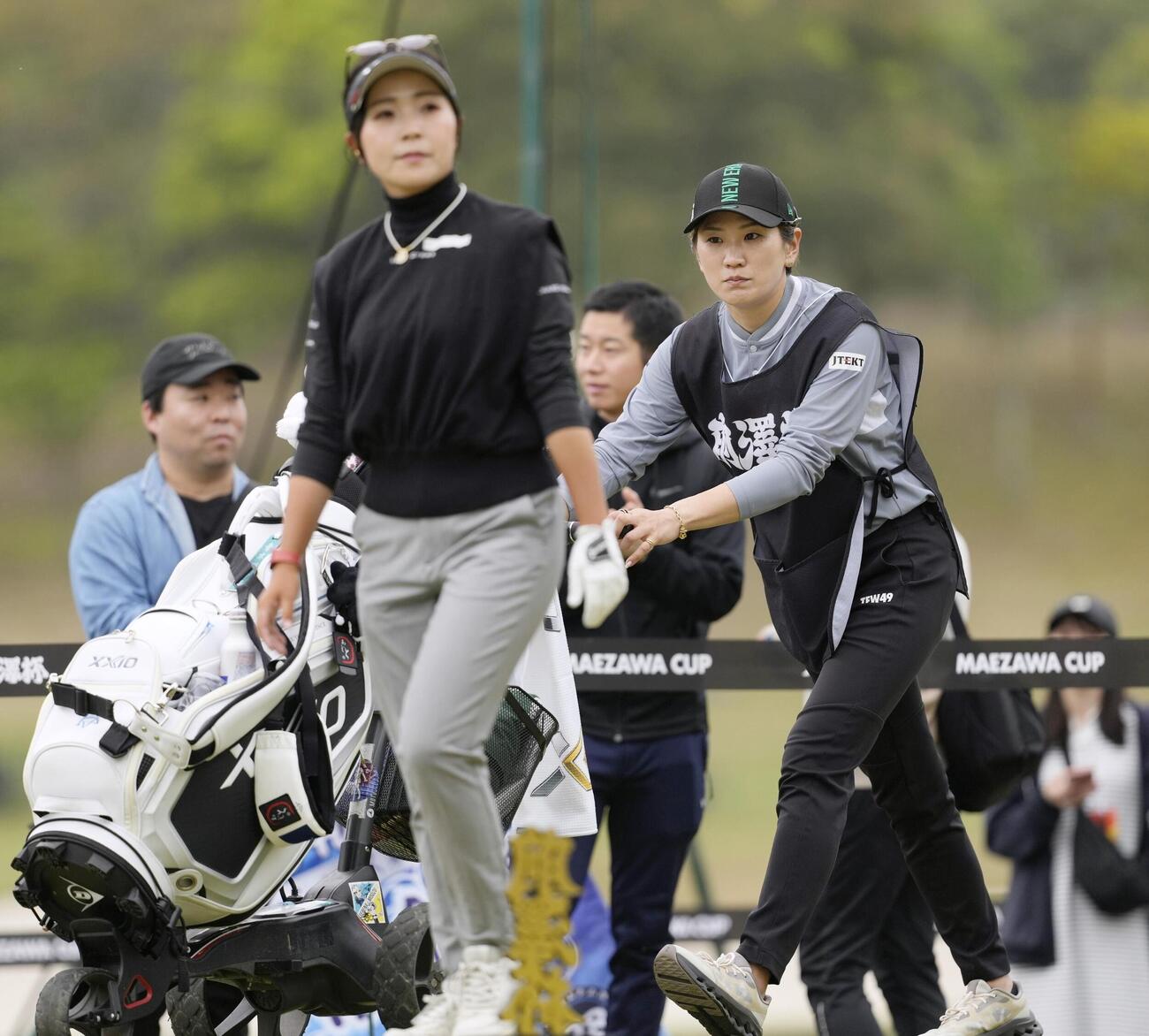 第1日、青木瀬令奈（手前）のキャディーを務める成田美寿々＝MZ・GC（共同）
