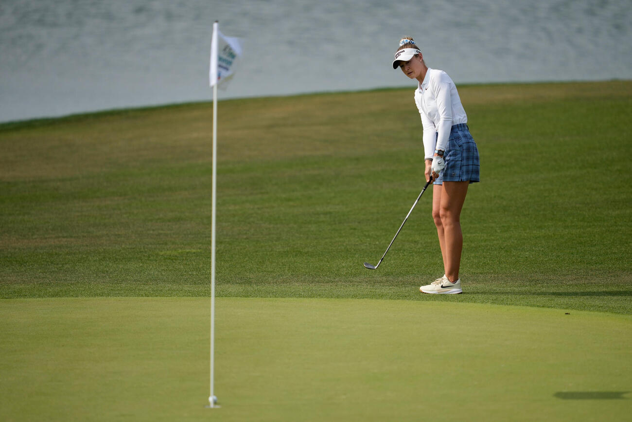Nelly Korda chips to the green on the 17th hole during the third round of the Chevron Championship LPGA golf tournament Saturday, April 25, 2026, in Houston. (AP Photo／Ashley Landis)