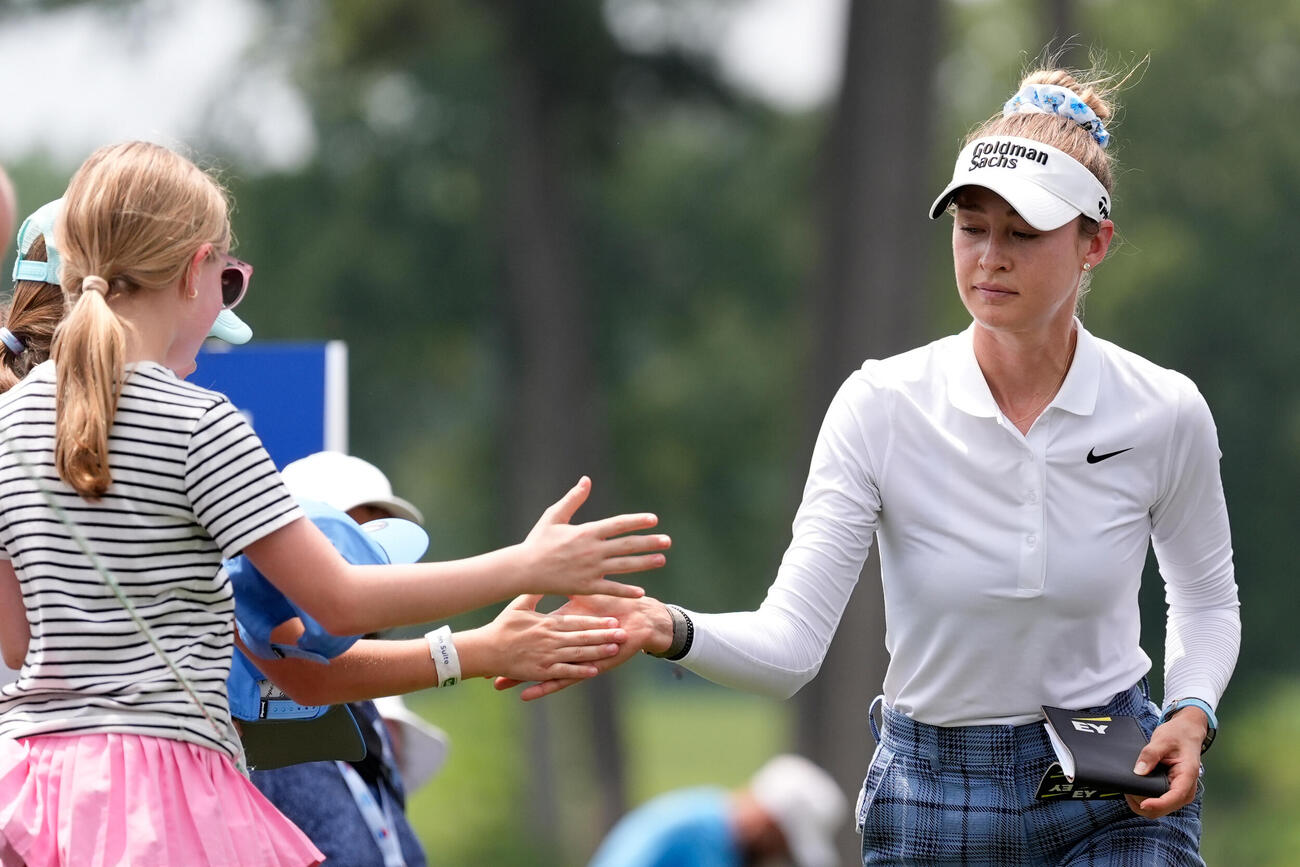 シェブロン選手権第3ラウンドの8番でファンと手を合わせるネリー・コルダ（AP）
