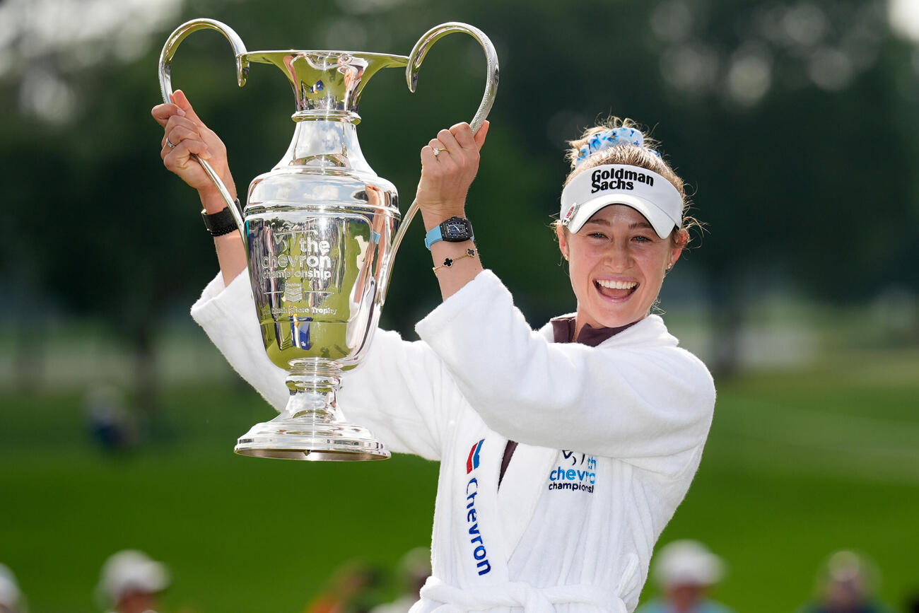 シェブロン選手権で優勝し、トロフィーを手にして笑顔の
ネリー・コルダ（AP）