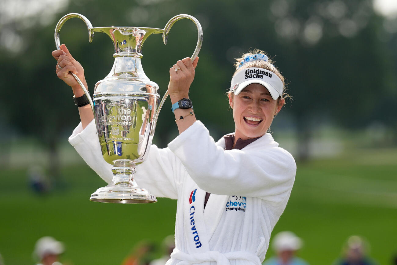 シェブロン選手権で優勝し、トロフィーを手にして笑顔の
ネリー・コルダ（AP）