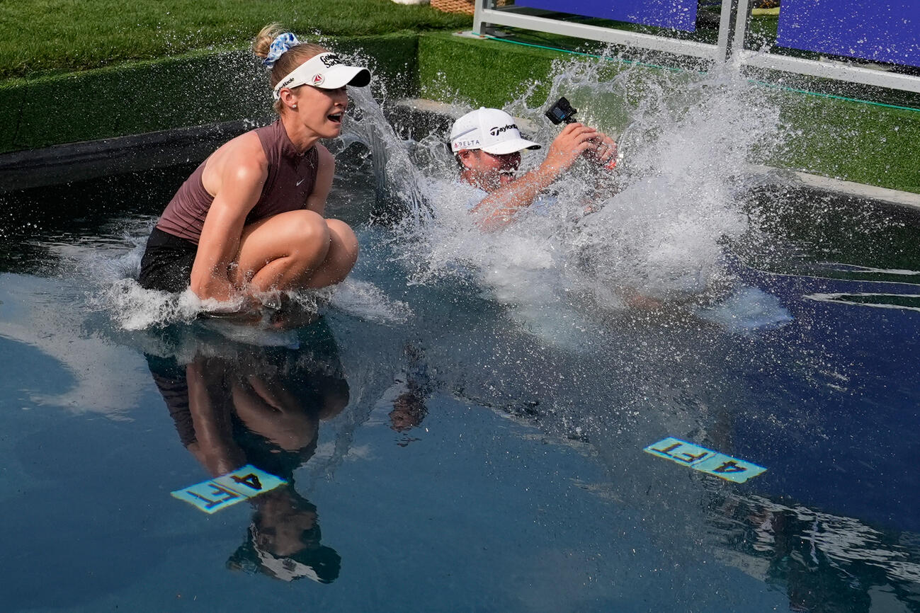 シェブロン選手権で優勝した後、キャディとともに特設プールに飛び込んだネリー・コルダ（AP）