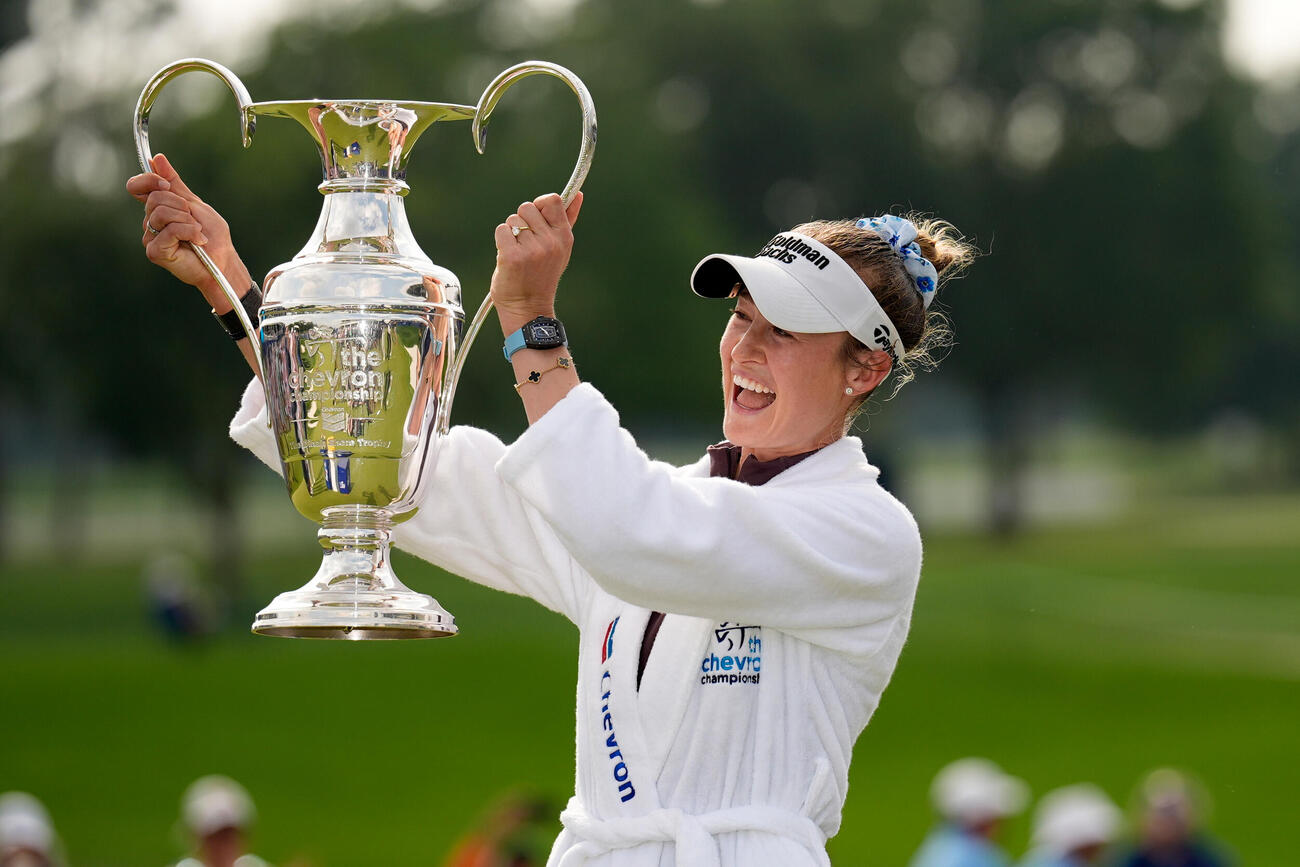 シェブロン選手権で優勝し、トロフィーを手にして笑顔の
ネリー・コルダ（AP）
