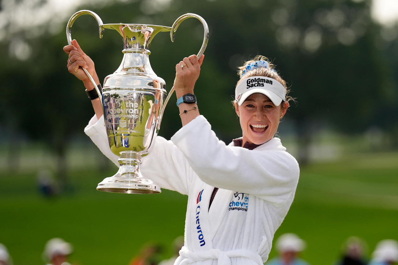 シェブロン選手権で優勝し、トロフィーを手にして笑顔の
ネリー・コルダ（AP）