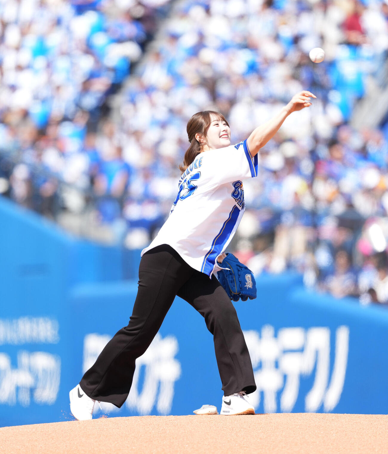 DeNA対巨人　始球式を行う都玲華（撮影・増田悦実）