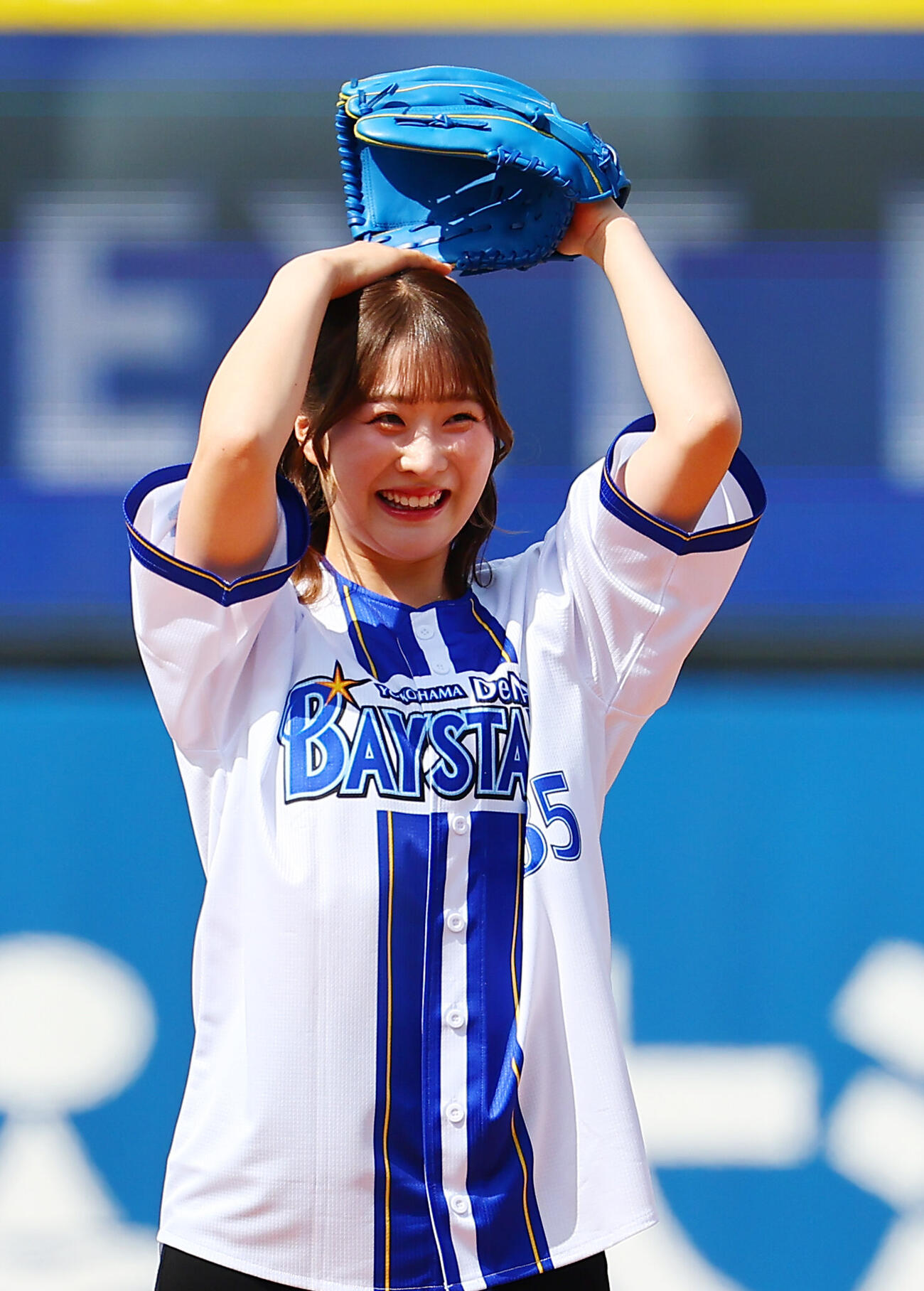 DeNA対巨人　始球式を行うプロゴルファー都玲華（撮影・野上伸悟）