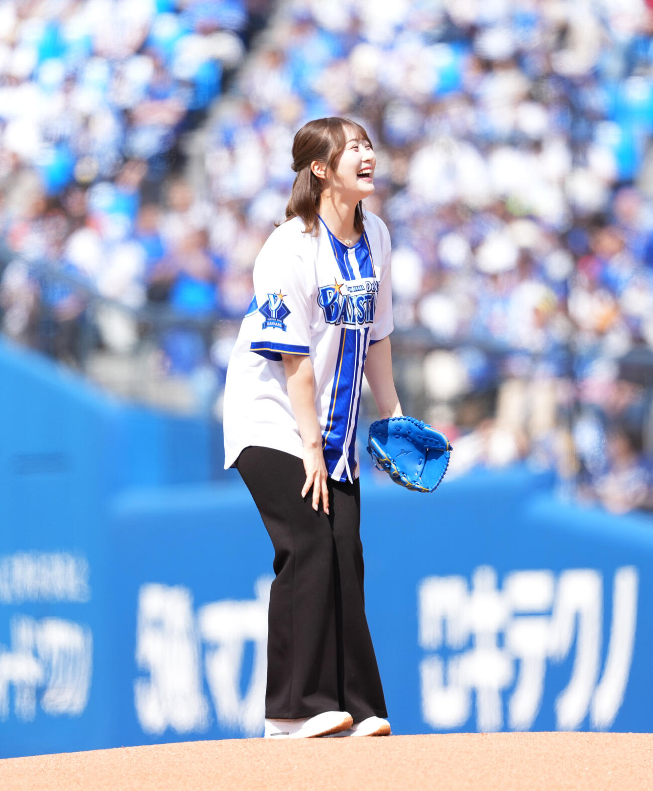 DeNA対巨人　始球式を行う都玲華（撮影・増田悦実）