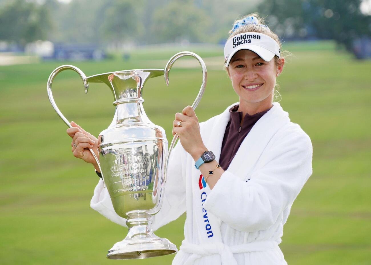 通算18アンダーで優勝し、トロフィーを手にするネリー・コルダ＝メモリアルパーク・コース（共同）