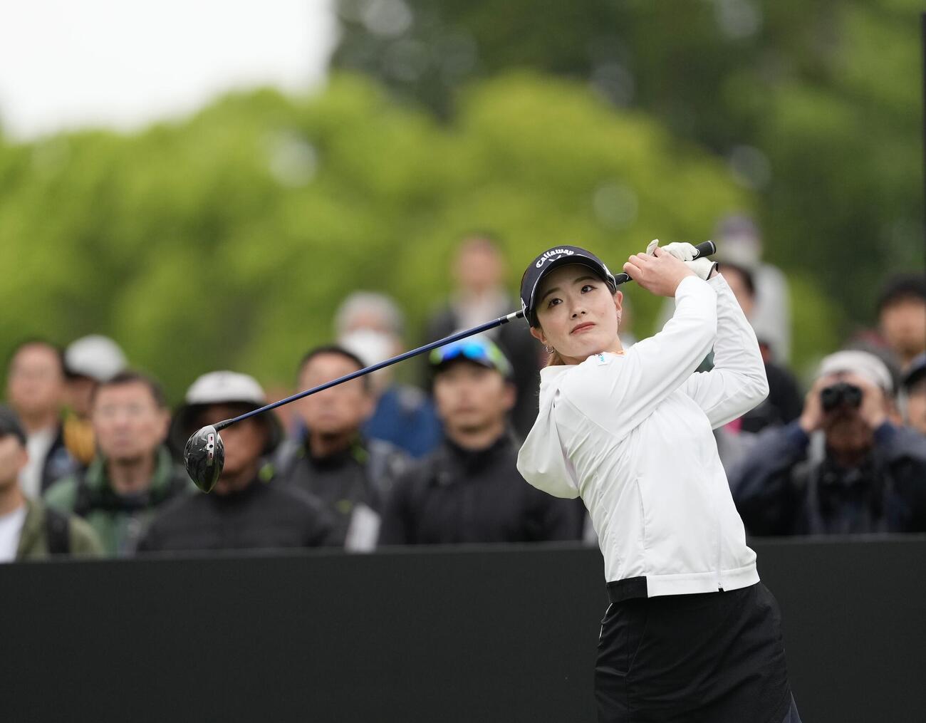 10番、ティーショットを放つ青木香奈子