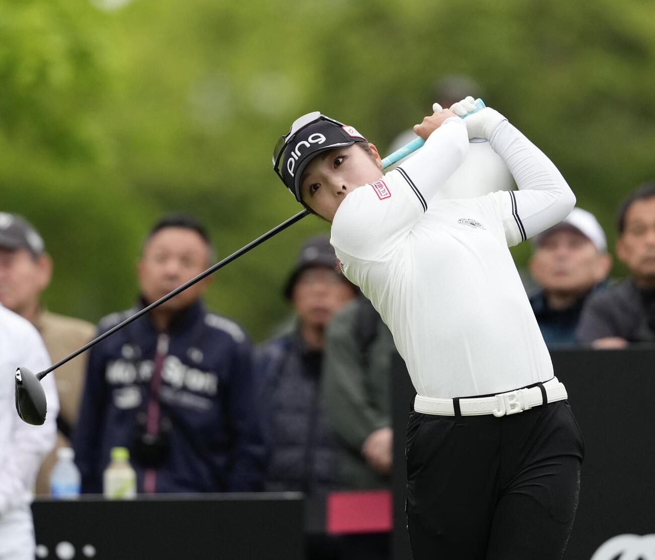 10番、ティーショットを放つ佐久間朱莉